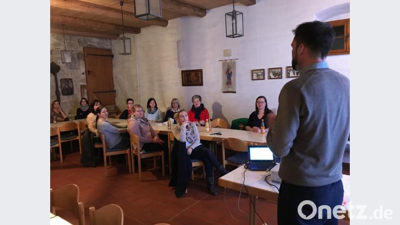 Andreas Dandorfer (rechts) erklärt den Eltern, wie sie ihren Kindern den Glauben vorleben können. Bild: exb