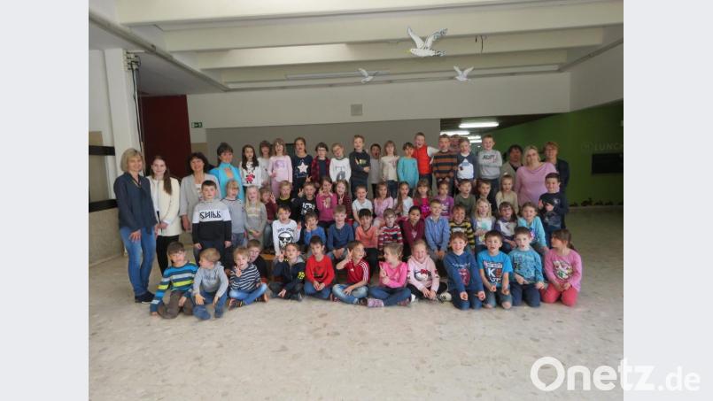 Ein Projekt zum Vorzeigen und Nachahmen: 33 Erstklässler und 25 Kindergartenkinder drücken jeden Montag gemeinsam eine Stunde lang die Schulbank. Bild: ubb