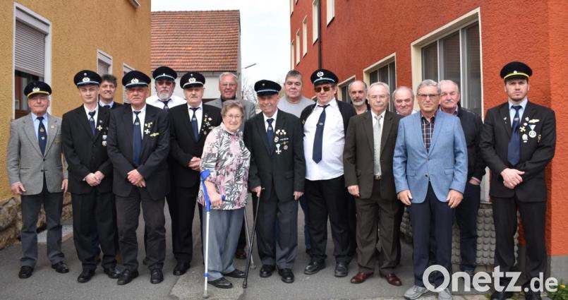 SRK-Kreisvorsitzender Richard Hofmann (links) und Wilhelm Seel, der SRK-Vorsitzende von Grafenwöhr (rechts), zeichnen viele treue Mitglieder aus und überreichen Verdienstkreuze Erster und Zweiter Klasse. Bild: rgr
