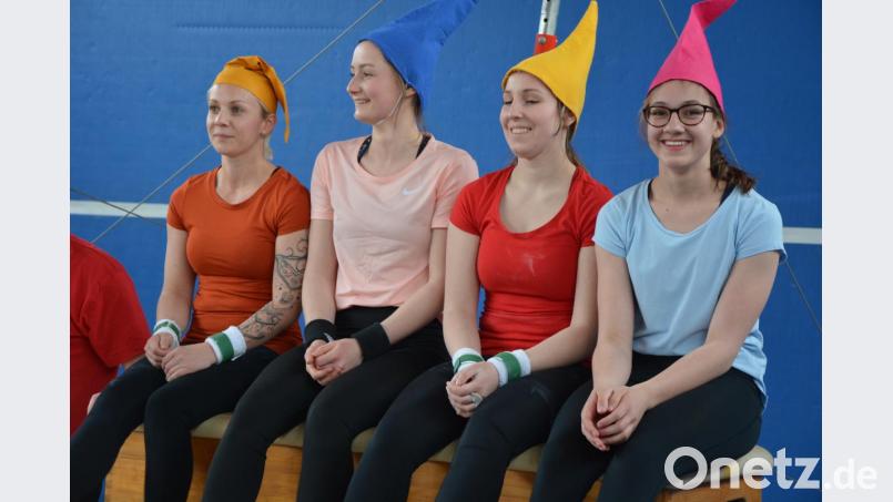 Einige Turnerinnen tragen beim Programmpunkt &quot;Die sieben Zwerge&quot; bunte Mützen. Bild: jr