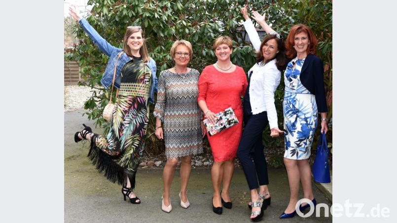 Ingeborg Fladerer (Zweite von links) hat zur Frühjahrs- und sommermodenschau eingeladen. Bild: exb