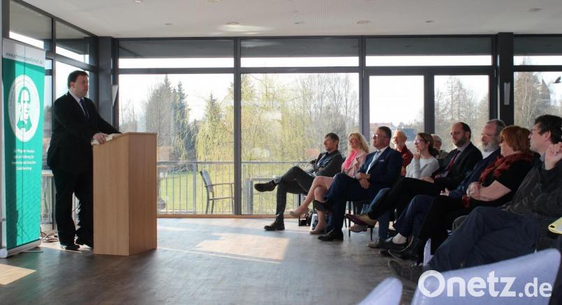 Bezirksheimatpfleger der Oberpfalz Tobias Appl bei seiner Rede. Bild: Susanne Forster