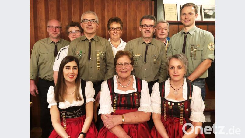 Den Vereinsmeistern der verschiedenen Wettkampfklassen gratulierte zweiter Schützenmeister Dominik Stadler (rechts). Bild: see