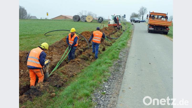 Die Leitungen werden in den Boden gelegt. Bild: ü