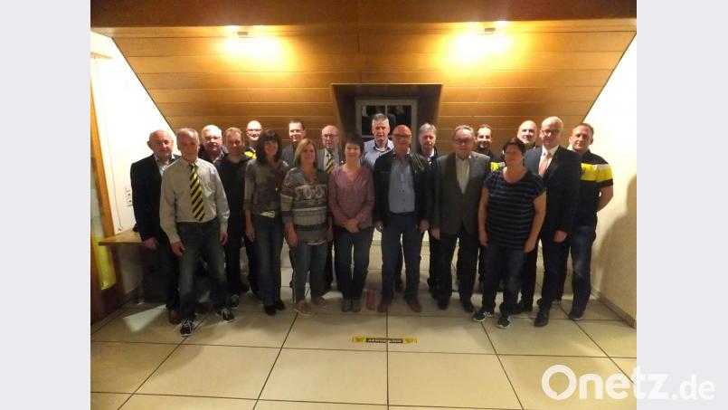 Bürgermeister Bernhard Lindner (Zweiter von rechts) und HKA-Vorsitzender Georg Götz (links) gratulieren dem neuen Vorstand des SV Hahnbach um Vorsitzenden Hans Luber (Achter von rechts). Bild: ibj