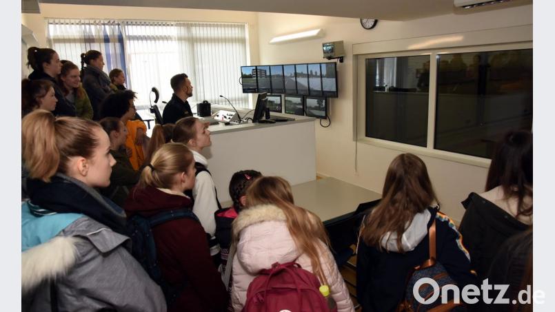 Eine spannende Einsatzfahrt erlebten die jungen Damen am Fahrsimulator. Bild: Fotos: PHK Peter Eckert, VII. BPA Foto- und Videozentrale