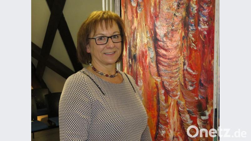 Angelika Sticht freut sich, wenn viele Besucher bis 14. Juli in ihre Ausstellung finden. Bild: ubb