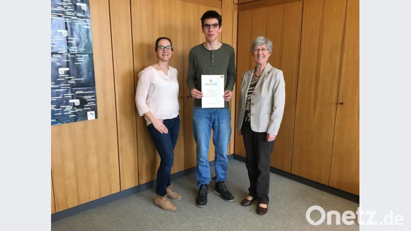 Kepler-Schüler Elias Neumann ist beim Landeswettbewerb Mathematik erfolgreich. Schulleiterin Sigrid Bloch (rechts) und Lehrerin Stephanie Kiener gratulieren. Bild: exb