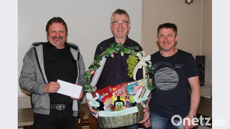 Josef Kalb Mitte erhielt nach 25-jähriger Tätigkeit als Jagdvorsteher einen Geschenkkorb. Bild: ral