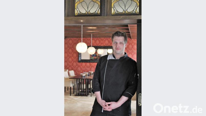 Jongliert nicht nur Töpfe meisterlich: Gregor Hauer, Chef-Koch und zugleich Geschäftsführer der &quot;Wutzschleife&quot; in Rötz, hat seinen Michelin-Stern erfolgreich verteidigt. Bild: mvs