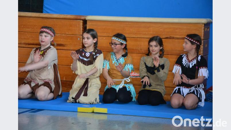 Kleine Indianerinnen beim Auftritt zum Thema &quot;Pocahontas&quot;. Bild: jr