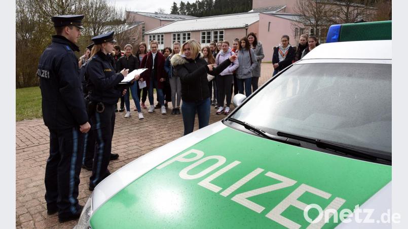 Die Verknüpfung von Theorie und Praxis im polizeilichen Einsatztraining faszinierte die Besucherinnen. Bild: Fotos: PHK Peter Eckert, VII. BPA Foto- und Videozentrale