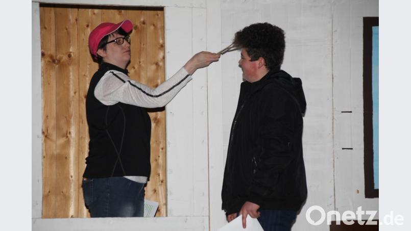 Sicherheitscheck im Wirtshaus der Zukunft: Der Gast wird auf Waffenbesitz abgescannt, und wenn er noch zu jung zum Biertrinken ist, sagt der Bierautomat "No Alkohol“. Bild: frd