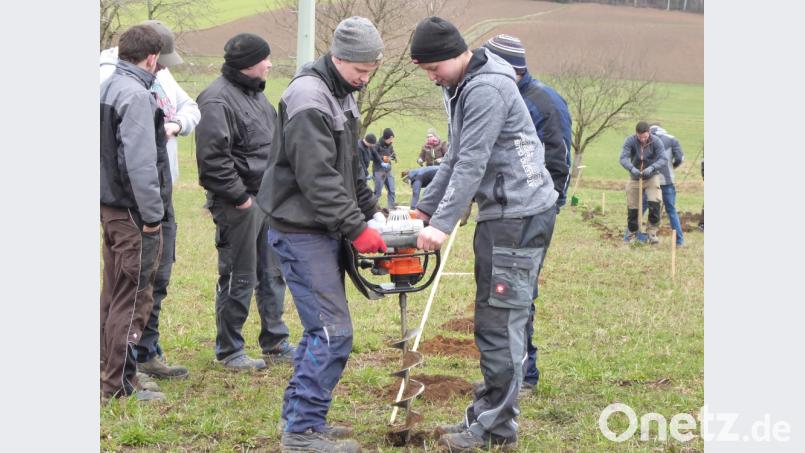 Für die Pflanzlöcher setzten die Landwirtschaftsschüler auch einen Erdbohrer ein. Bild: exb/Birgit Simmeth