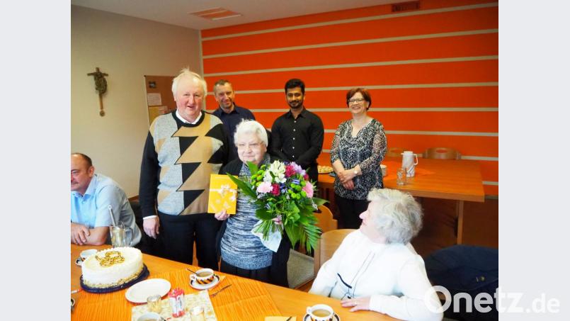 Die Mitglieder der Kirchenverwaltung und des Pfarrgemeinderats um Pfarrer Erwin Bauer und Pfarrvikar Bivin gratulieren Schwester Ehrengard nachträglich zum 85. Geburtstag. Bild: gz