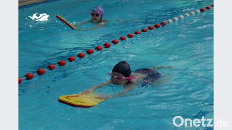 Auch die Kleinsten DLRGler aus Amberg paddelten bereits um die Wette. Bild: brü