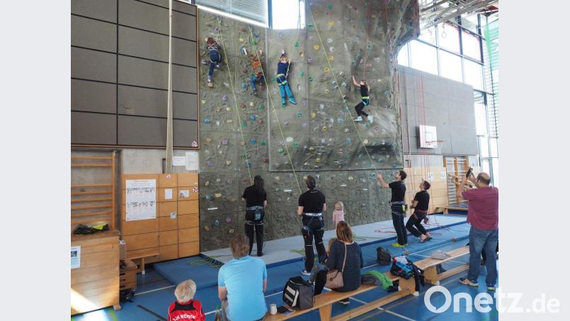 Die Kletterwand war vor allem bei den Nachwuchskletterern gefragt. Bild: fei