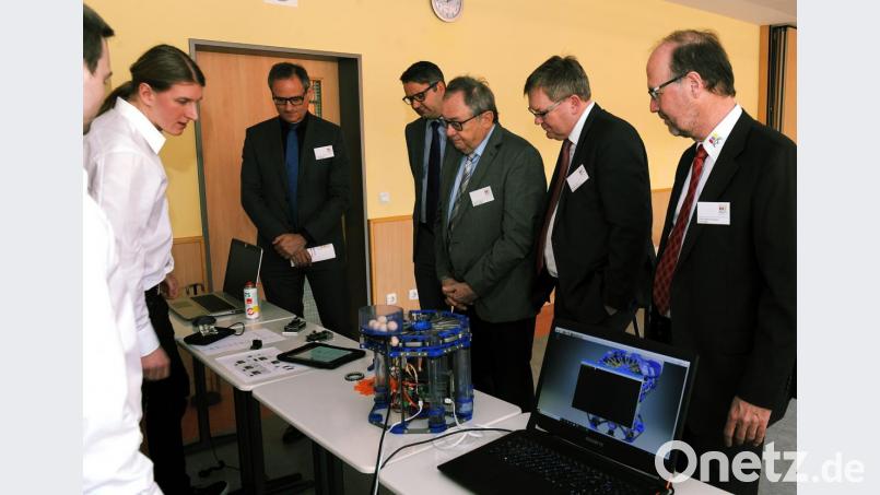 Beim Rundgang durch die Klassenzimmer zeigen Studierende ihre Projektarbeiten, wie (im Vordergrund) eine Sortiermaschine, die farbige Holzkugeln in die vorgesehenen Röhren fallen lässt. Das Bild zeigt (weiter von links) Kultur-Referent Wolfgang Dersch, Regierungsschulrat Marco Renner, stellvertretenden Landrat Hans Kummert, Oberbürgermeister Michael Cerny und Oberstudiendirektor Martin Wurdack. Bild: gf