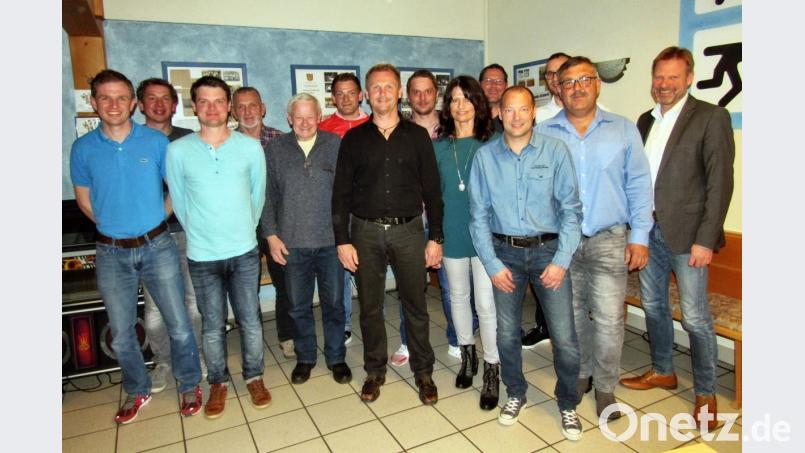 Der neue Vorstand des SV Freudenberg mit Vorsitzendem Christian Straller (Mitte, schwarzes Hemd) und Bürgermeister Alwin Märkl (rechts). Bild: gri