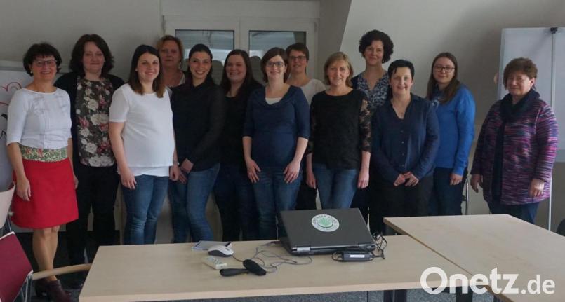 Bezirksbäuerin Rita Blümel (links) und Kreisbäuerin Brigitte Trummer (rechts) überreichten die Zertifikate an die frisch gebackenen Agrarbürofachfrauen. Bild: Ilona Höfke, BBV Amberg