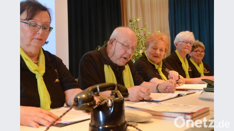 Die Theatergruppe &quot;MimOldies&quot; rezitiert Erich Kästner: &quot;Wirklich reich ist, wer mehr Träume in der Seele hat, als die Realität zerstören kann.&quot;. Bild: Kunz
