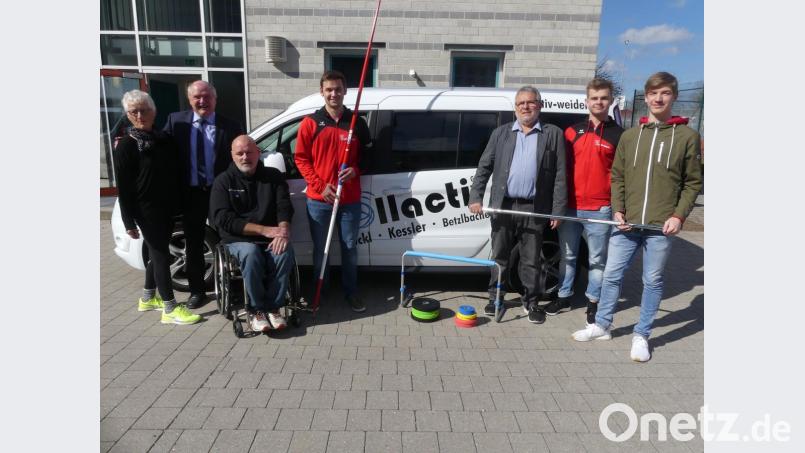 Von links: Hannelore Ott, Bürgermeister Peter Lehr, Sohn Stefan mit Speerwerfer Paul Pöllmann, Karl Ott mit Leichtathleten. Bild: rn