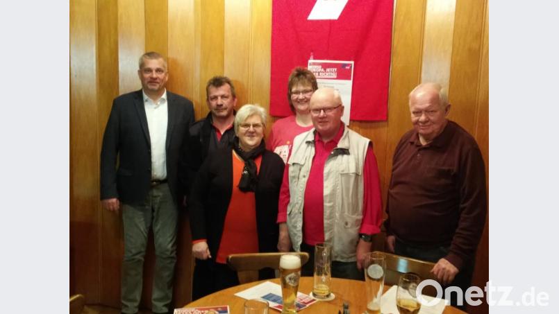 Von links: Peter Hofmann und Josef Meier (DGB), Angela Erfurt (VdK), Petra Schmidt (AWO), Richard Landgraf und Josef Kraus (KAB) planen die Maikundgebung. Bild: exb