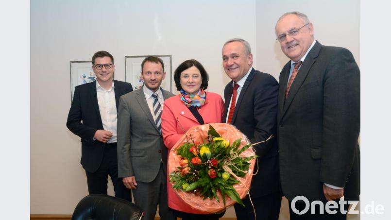 Lothar Höher und Kurt Seggewiß (von rechts) sowie Wirtschaftsförderer Nikolas Lahovnik (von links) begrüßen NOC-Managerin Reinhild Holthaus. Bild: Gabi Schönberger