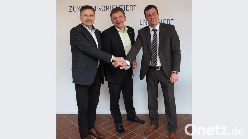 Gemeinsam sind wir stark, sagen sich auch die drei Geschäftsstellenleiter der IHK-Gremien Amberg-Sulzbach, Schwandorf und Nordoberpfalz (von links) Bernhard Reif, Manuel Lischka und Florian Rieder. Bild: Bühner