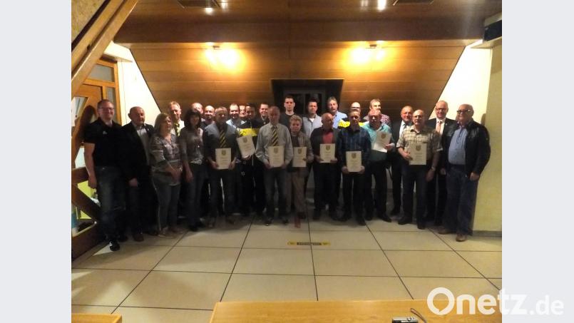 Langjährige Mitliedern des SV Hahnbach werden bei der Generalversammlung geehrt. Bild: ibj