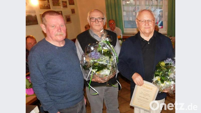 50 Jahre gehört Fritz Grüner aus Speichersdorf (Mitte), 25 Jahre Karl Vogel aus Windischenlaibach (rechts) dem Obst- und Gartenbauverein ein. Vorsitzender Horst Surauf dankt es ihnen mit Treueurkunden und Blumenbouquets. Bild: hai