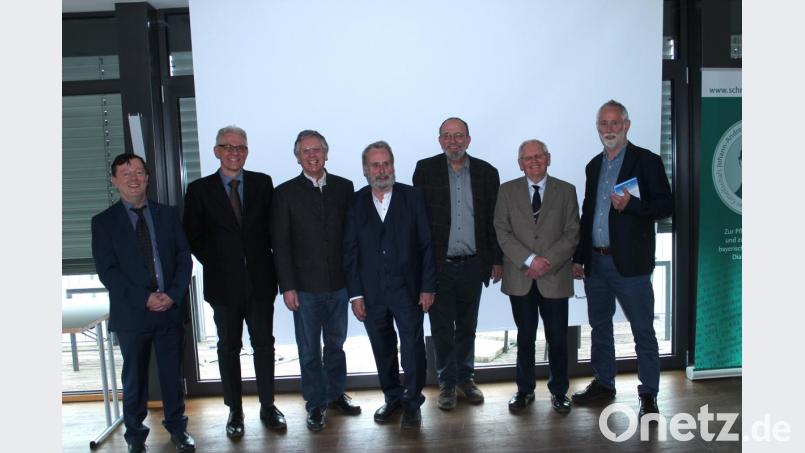 Die Referenten des Nachmittags (von links): Helmut Weiß aus Frankfurt/Main, Ermenegildo Bidese aus Trient in Italien, Rüdiger Harnisch aus Passau, Jubilar Ludwig Zehetner, Anthony R. Rowley aus München, Dieter Stellmacher aus Göttingen und Laudator Hans Ulrich Schmid aus Leipzig. Bild: Susanne Forster