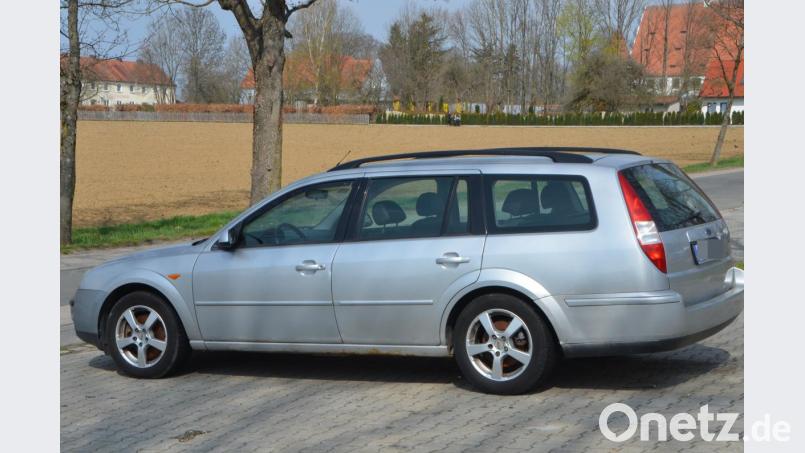 Dieses Auto befindet sich seit mindestens zwei Monaten auf dem Parkplatz an der Vohenstraußer Stadthalle. Der tschechische Halter hat vermutlich &quot;kein Interesse mehr an dem Fahrzeug&quot;, meint der stellvertretende Leiter der Polizeiinspektion Vohenstrauß, Polizeihauptkommissar Thomas Meiler. Bild: dob