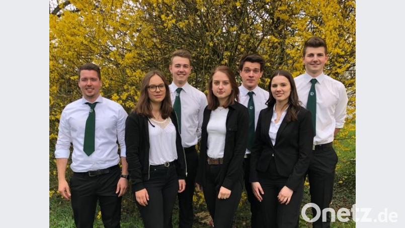 Mit diesem Team geht die Landjugend ins nächste Vereinsjahr. An der Spitze stehen nun Petra Schönberger und Thomas Flierl. Unser Bild zeigt (von links) die Beisitzer Thomas Dotzler und Bettina Schönberger, Kassier Matthias Flierl, zweite Vorsitzende Tina Baier, zweiten Vorsitzenden Lorenz Kleber, Vorsitzende Petra Schönberger und Vorsitzenden Thomas Flierl. Bild: exb