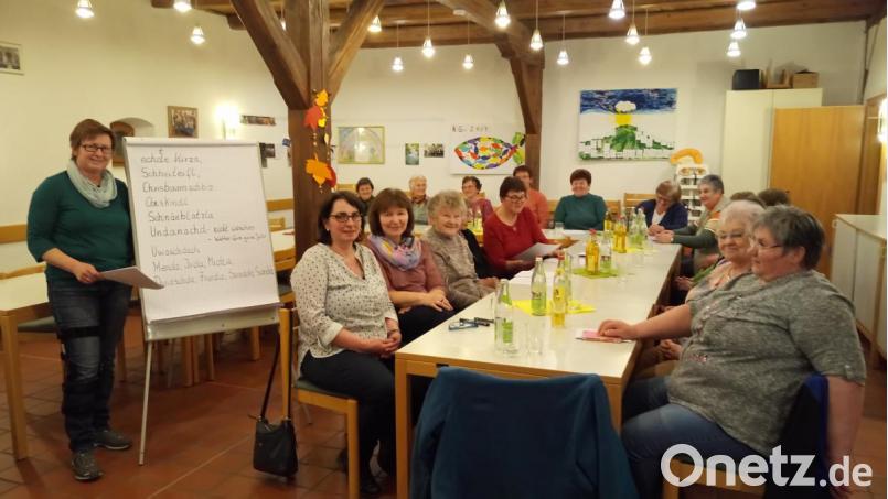 Die im Dialekt versierten Damen des Frauenkreises graben mit den Referentinnen Hannelore Stielper (links) und Karin Rümpelein (Dritte von links) längst vergessene Begriffe für Bräuche und Feierlichkeiten aus. Bild: exb