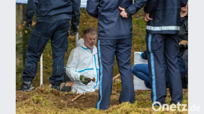 Die Spurensicherung bei der Arbeit. Bild: Armin Weigel dpa