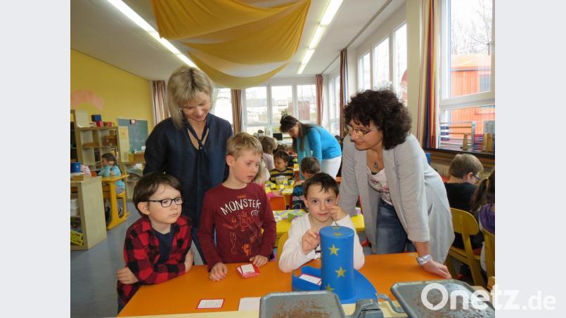 Kindergartenleiterin Silke Weinhold und Grundschullehrerin Michaela Härtl (von links) sind begeistert vom Erfolg der Kooperation. Die Kinder haben ihren Spaß damit. Bild: ubb