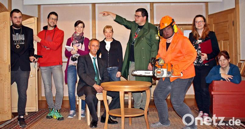 Proben und üben, auswendig lernen und die Einsätze abstimmen, das ist für die Laiendarsteller der Theatergruppe Letzau im Vorfeld wichtig, damit zur Premiere alles sitzt. Bild: R. Kreuzer