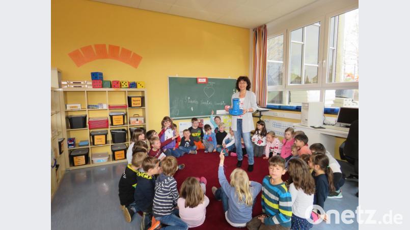 Lehrerin Michaela Härtl zeigt den Kindern den Zauberhut, der eigenständig rechnen kann. Bild: ubb