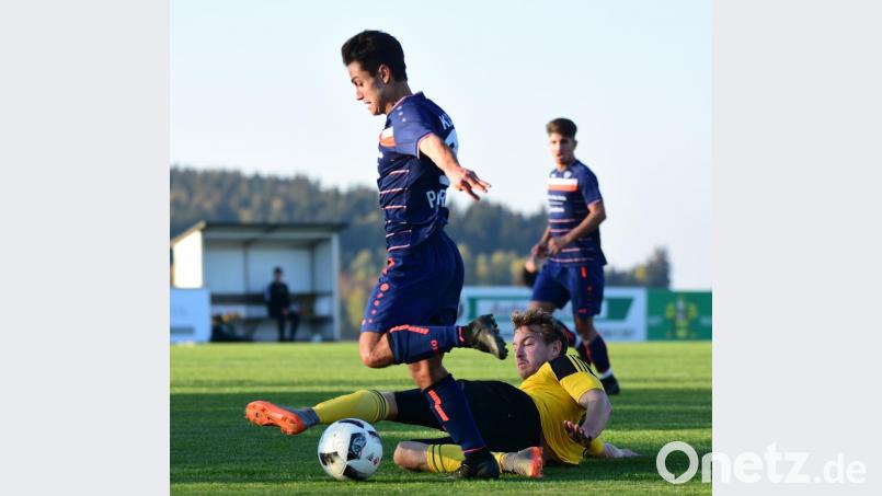 Normalerweise grätscht Vaclav Peroutka (am Boden) nur auf dem Spielfeld dazwischen. Nach der 1:5-Pleite gegen Mistelbach packte der Trainer des SV Poppenreuth aber die verbale Grätsche aus. Bild: Schrems