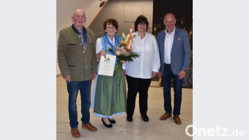 Barbara Schrott (Zweite von links) bekam von Gauschützenmeister Heinrich Fraunholz (links) im Beisein der neuen Schützenmeisterin Monika Lobenhofer und Bürgermeister Roland Strehl (rechts) die Verdienstauszeichnung am Band des Oberpfälzer Schützenbundes überreicht. Bild: was