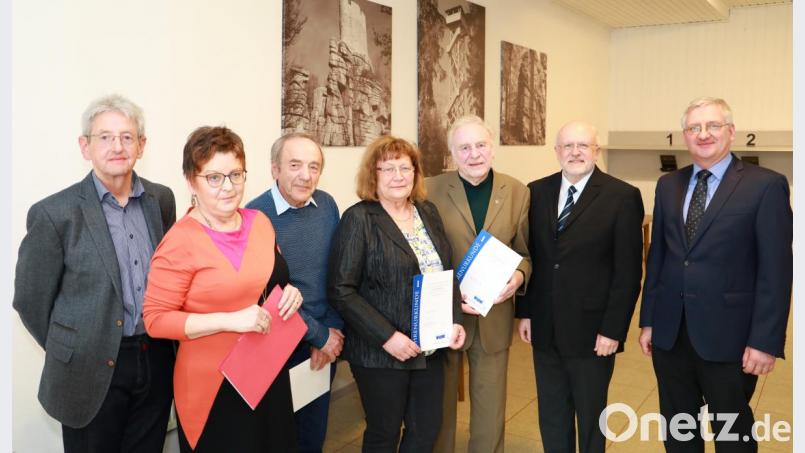 Bei der Jahreshauptversammlung des VdK-Ortsverbandes konnte Hans Schraml (dritter von links) für 25-jährige Mitgliedschaft ausgezeichnet werden. Über eine Auszeichnung konnten sich auch die Vorstandsmitglieder Gunda Bäumler (vierte von links) und Franz Bäumler (dritter von rechts) freuen. Mit auf dem Bild (von links) Vorsitzender Christoph Götz, stellvertretende Vorsitzende Brigitte Scharf, Kreisgeschäftsführer Harald Gresik und zweiter Bürgermeister Johannes Reger. Nicht auf dem Bild Elfriede Bauer. Bild: njn
