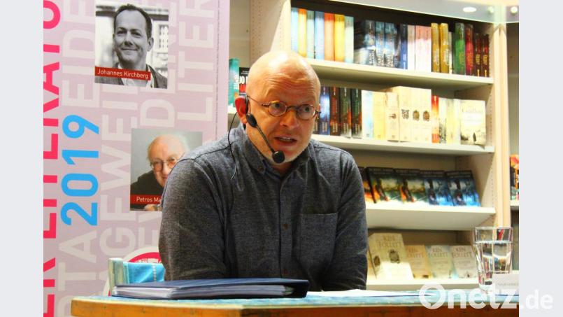 Engagiert, wort- und gestenreich stellt Timur Vermes sein Buch „Die Hungrigen und die Satten“ vor. Bild: stg