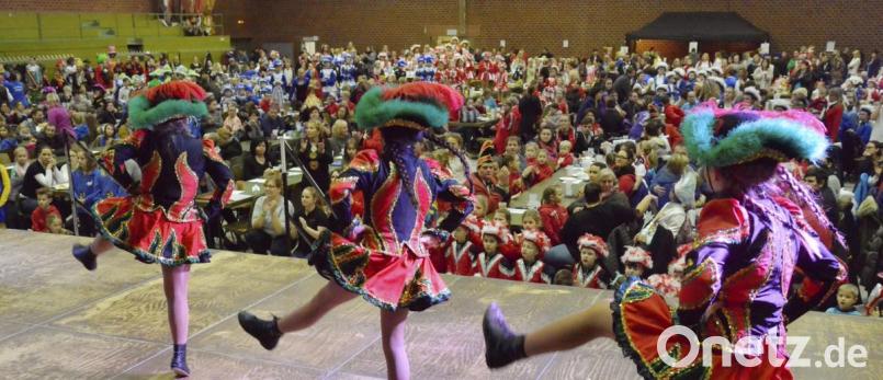 Mehr Unterstützung wünscht sich die Narrhalla Weiden, die wie hier beim Kindergardetreffen die Mehrzweckhalle füllt. Bild: Karin Wilck