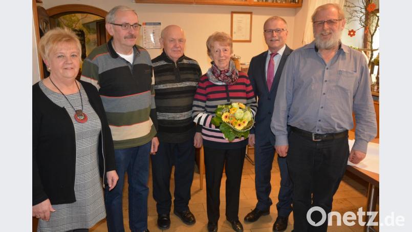 Treue Mitglieder ehrte der KAB-Ortsverband Konnersreuth bei seiner Jahresversammlung. Im Bild (von links) Vorsitzende Elisabeth Kien, Otto Grillmeier, Ella und Konrad Köstler, Bürgermeister Max Bindl und Pfarrseelsorger Pater Benedikt Leitmayr. Bild: jr