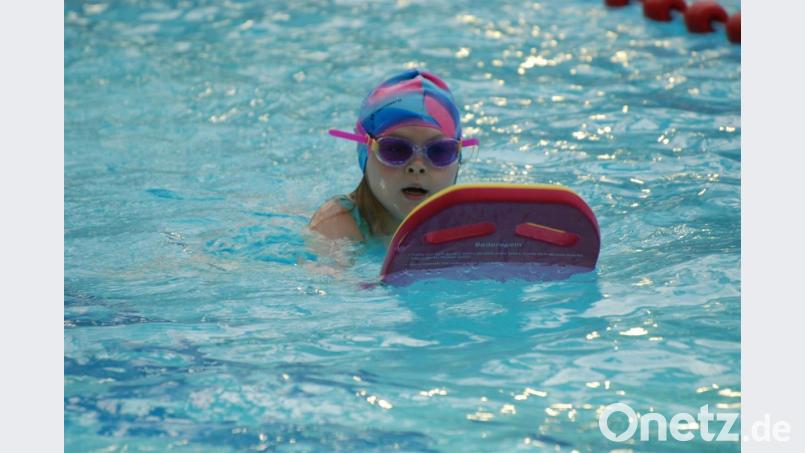 Auch die Kleinsten DLRGler aus Amberg paddelten bereits um die Wette. Bild: brü