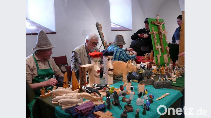 Die Grafenwöhrer Schnitzer präsentierten den Zuschauern ihr Hobby. Bild: abu