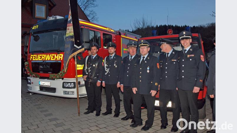 Zur Fahrzeugsegnung waren neben dem neuen MLF und der Wolfsbacher Fahnenabordnung Feuerwehrvorsitzender Heinrich Eichenseer, KBI Hubert Blödt, KBM Jürgen Ehrnsberger und 2. Kommandant Dominik Ernst angetreten. Bild: sön