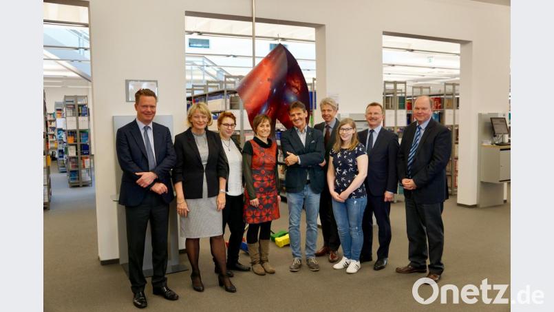 Übergabe des Kunstwerks, von links nach rechts: Lars Engel (Geschäftsführung der BHS Corrugated Weiherhammer), Professorin Andrea Klug (Präsidentin der OTH Amberg-Weiden), Sophie Spies (Studierendenvertretung), Monika Eichinger (Bibliothek Weiden), Paul Roier (Künstler), Professor Clemens Bulitta (Fakultät Wirtschaftsingenieurwesen), Isabella Bäumler (Studierendenvertretung), Professor Ulrich Müller (Vizepräsident) und Dr. Wolfgang Weber (Leitung Grundsatzangelegenheiten und Hochschulentwicklung). Bild: exb/Seidl, OTH Amberg-Weiden