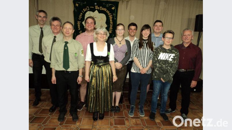 Schützenmeister Martin Bauer (links) gratuliert den Vereinsmeistern 2018. Bild: ksi